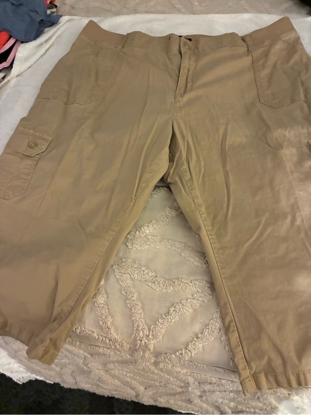 Like New Lee Women's Relaxed Fit Midrise Khaki Capri Pants, Cargo w/pockets